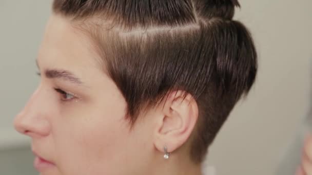 Parrucchiere professionista donna facendo acconciatura su capelli bagnati al cliente . — Video Stock