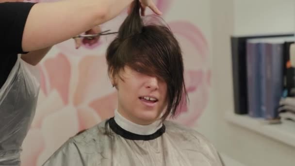 Professional hairdresser woman doing hairstyle on wet hair to client. — Stock Footage Professional hairdresser woman doing hairstyle on wet hair to client. Stock Footage