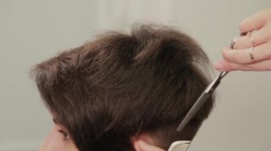 Profesyonel kuaför kadın kuaförle bir kızın saçını kesiyor..