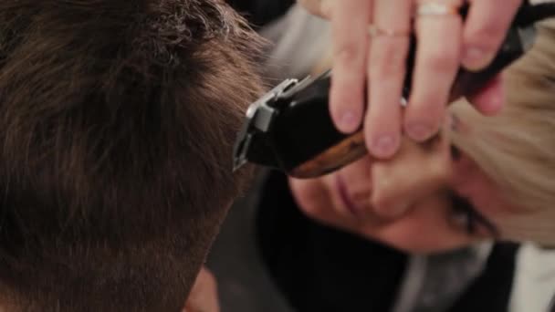 Peluquería profesional mujer cortes de pelo una chica con un peluquero . — Vídeos de Stock