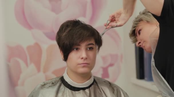 Coiffeur professionnel femme coupes de cheveux une fille avec un coiffeur . — Video