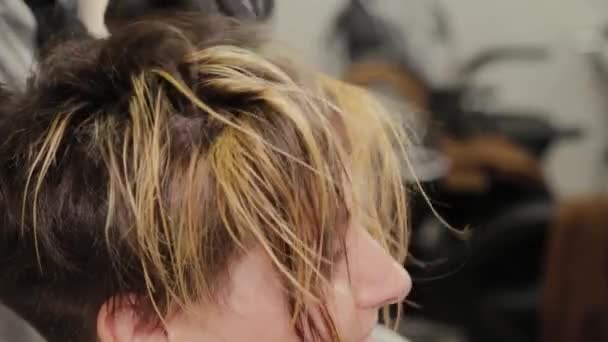Peluquería profesional mujer secador de pelo cliente . — Vídeos de Stock
