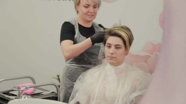 Peluquería profesional mujer lava el cabello tinte chica . — Vídeos de Stock