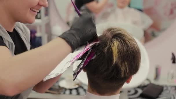 Επαγγελματική κομμώτρια πλένει τα μαλλιά κορίτσι βαφής. — Αρχείο Βίντεο
