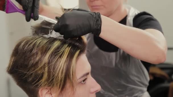 Peluquería profesional mujer lava el cabello tinte chica . — Vídeo de stock