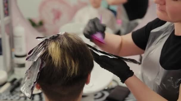 Professional hairdresser woman washes hair dye girl. — 비디오