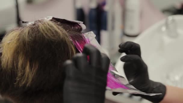 Επαγγελματική κομμώτρια πλένει τα μαλλιά κορίτσι βαφής. — Αρχείο Βίντεο