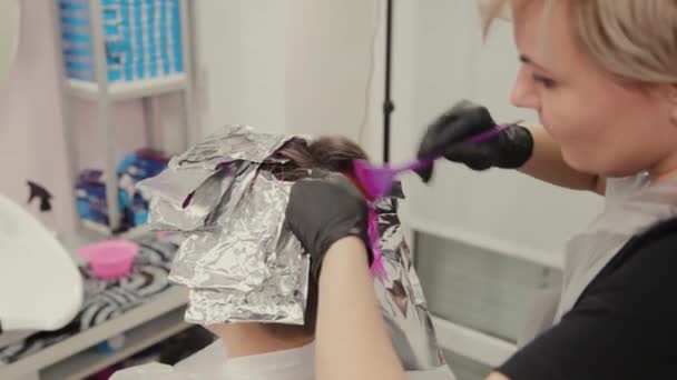 Professionelle Friseurin Frau wäscht Haarfärberin Mädchen. — Stockvideo