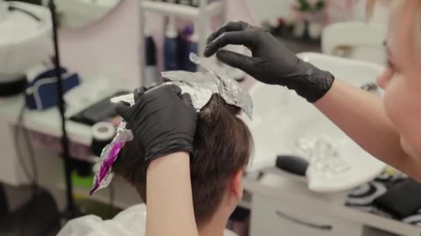 Professionelle Friseurin Frau wäscht Haarfärberin Mädchen. — Stockvideo