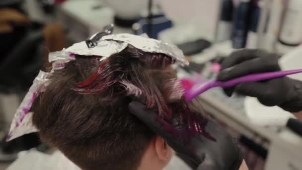 Professionale parrucchiere donna lava i capelli tintura ragazza . — Video Stock
