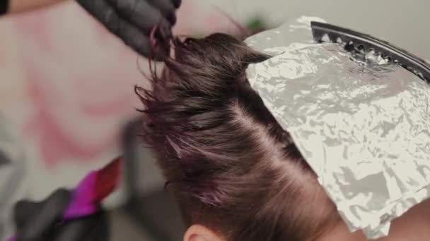 Profissional cabeleireiro mulher lava cabelo tintura menina . — Vídeo de Stock