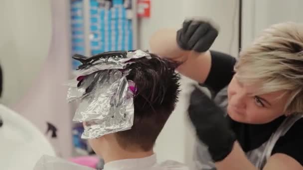 Profissional cabeleireiro mulher lava cabelo tintura menina . — Vídeo de Stock