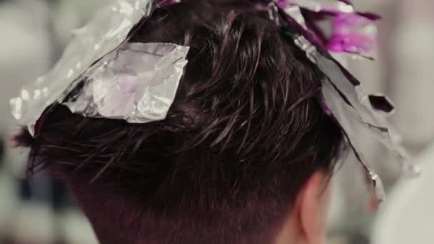 Szakmai fodrász nő mossa hajfesték lány. — Stock videók