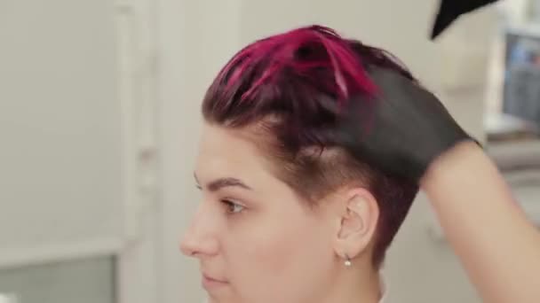 Professzionális fodrász nő csinál frizura ügyfél festés után. — Stock videók