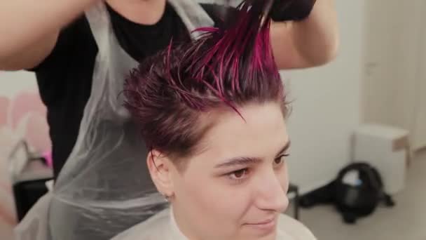 Professionele kapper vrouw doet haar styling aan klant na het verven. — Stockvideo