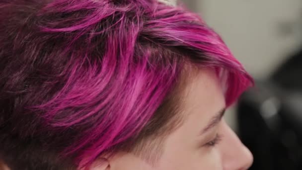 Peluquería profesional mujer peinado chica después de teñir el cabello . — Vídeo de stock