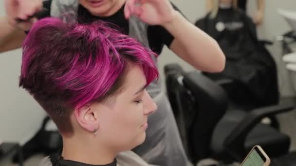 Professionele kapper vrouw styling meisje na het verven van haar. — Stockvideo