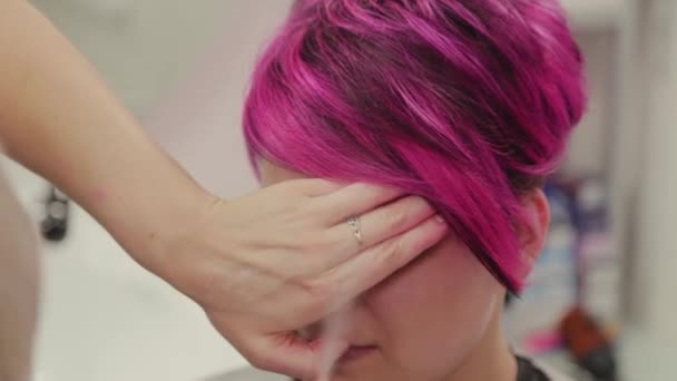 Coiffeur professionnel femme coiffeuse fille après la teinture des cheveux . — Video
