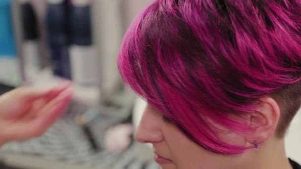 プロの美容師の女性のスタイリングの女の子は髪を染色した後. — ストック動画