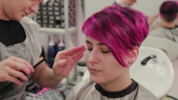 Профессиональный парикмахер женщина укладки девушки после окрашивания волос . — стоковое видео
