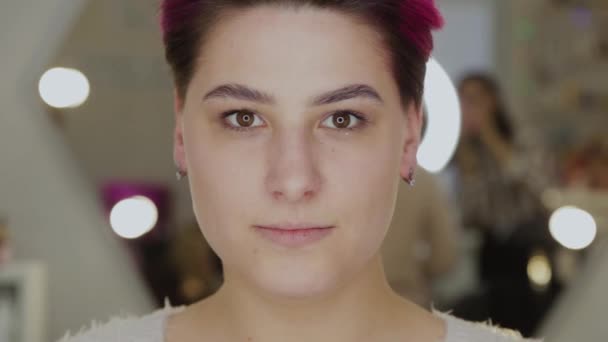 Beautiful portrait of a woman with red hair in a beauty salon. — Stock Video