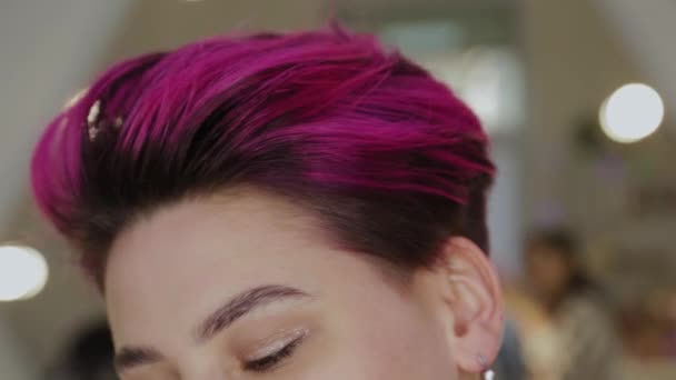 Hermoso retrato de una mujer con el pelo rojo en un salón de belleza . — Vídeo de stock