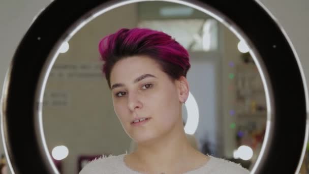 Vackert porträtt av en kvinna med rött hår i en skönhetssalong. — Stockvideo