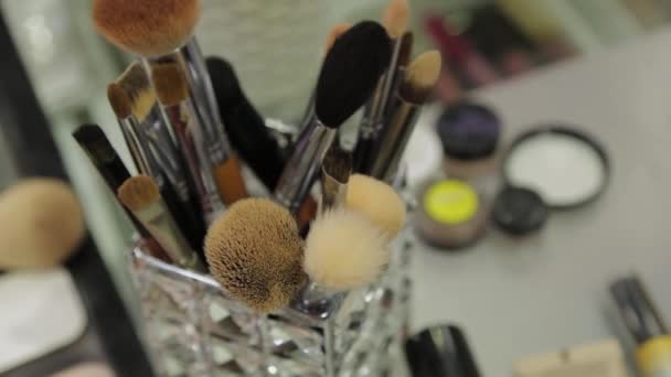 Acessórios de maquiagem profissional na mesa . — Vídeo de Stock