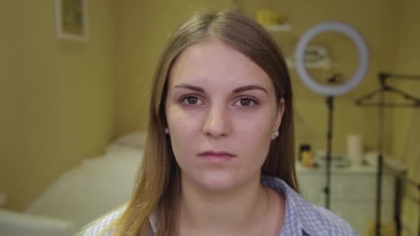 Chica antes del maquillaje. Retrato de una hermosa chica . — Vídeos de Stock