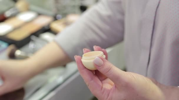 Professional makeup artist picks up lip cream from a cream jar. — 비디오