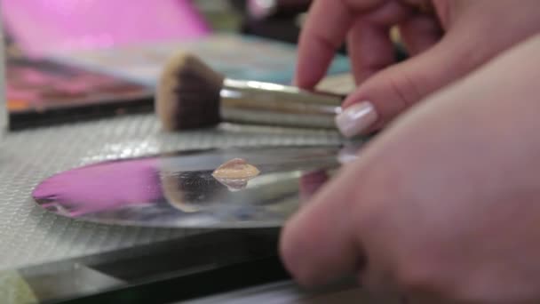 Professionele make-up kunstenaar neemt een borstel voor stichting. — Stockvideo