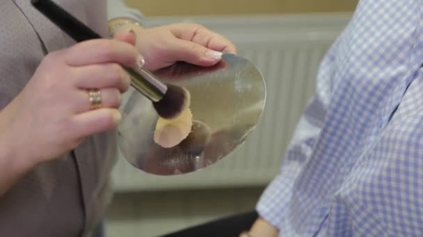 Artista de maquiagem profissional mistura fundação em uma paleta . — Vídeo de Stock