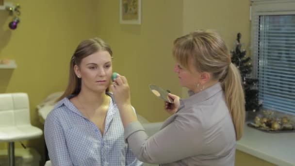 Professionelle Visagistin mit Schwamm-Make-up. — Stockvideo