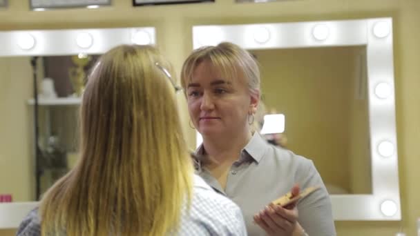 Professional makeup artist applying makeup brush to client. — 비디오