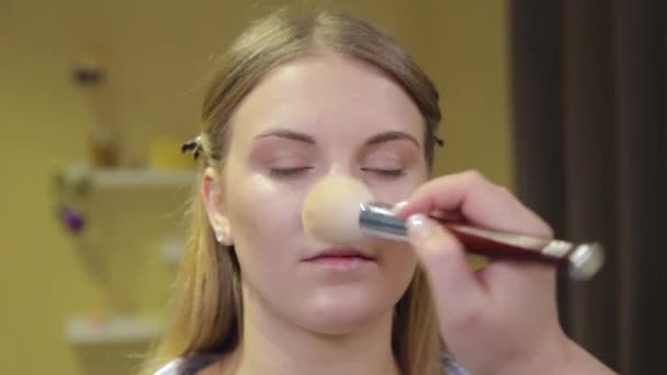 Professionelle Make-up-Artist Auftragen von Make-up-Pinsel auf Client. — Stockvideo