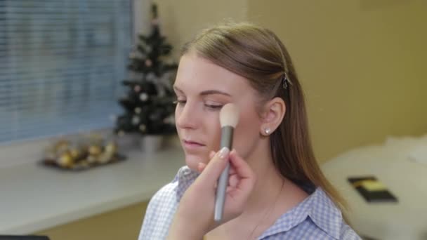 Professionelle Make-up-Artist Auftragen von Make-up-Pinsel auf Client. — Stockvideo
