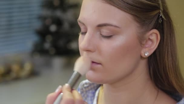 Maquilleur professionnel appliquant un pinceau de maquillage au client . — Video