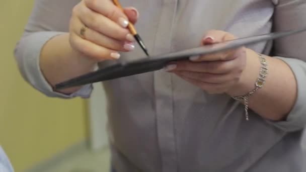 Artista de maquiagem profissional escova tinta de uma paleta de cores . — Vídeo de Stock