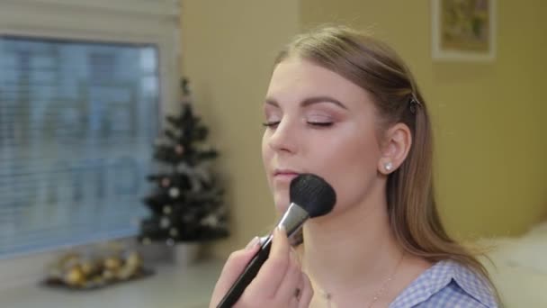 Profesjonalny makijaż artysta szczotkowanie proszku na twarzy klienta. — Wideo stockowe
