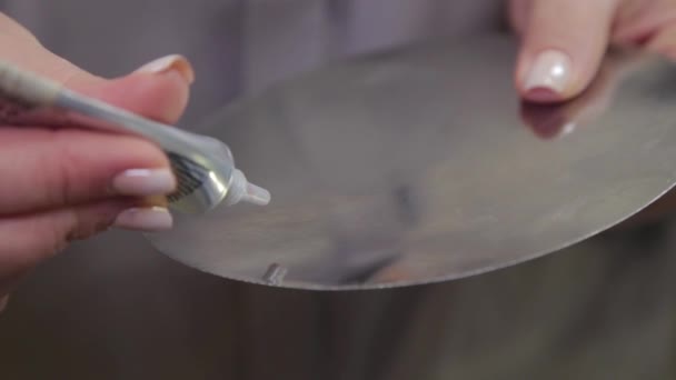 Professional makeup artist pours lip gloss on a palette. — 비디오