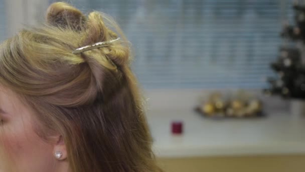 Професійний перукар робить вечірню зачіску для дівчинки . — стокове відео