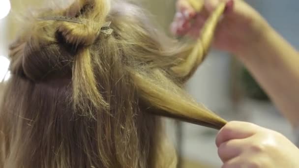女の子のために夜の髪型を行うプロの美容師. — ストック動画