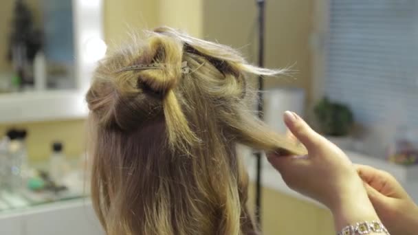 Peluquería profesional haciendo peinado de noche para chica . — Vídeos de Stock