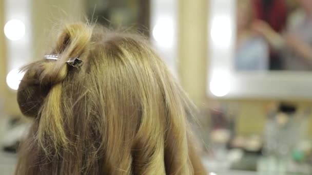 Cabeleireiro profissional fazendo penteado da noite para a menina . — Vídeo de Stock