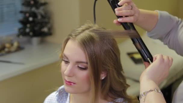 Cabeleireiro profissional fazendo penteado da noite para a menina . — Vídeo de Stock