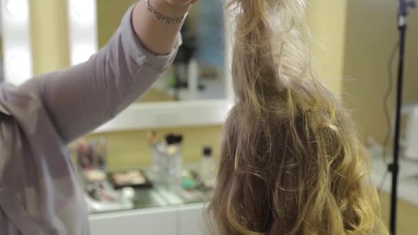 Peluquería profesional haciendo peinado de noche para chica . — Vídeos de Stock