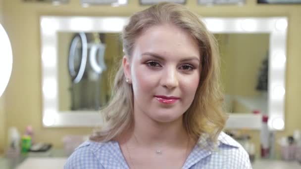 Portrét dívky s večerními vlasy a make-upem. — Stock video