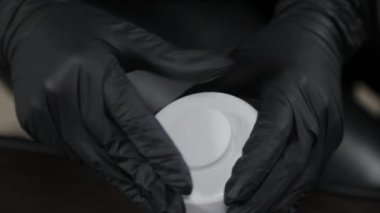 Profesyonel usta antiseptikle silecekleri temizler..
