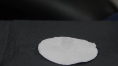 Profesyonel Makyaj Sanatçısı Dövme Mürekkebini Döktü.