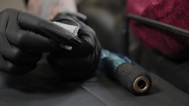 Maquilleur professionnel permanent met un outil de tatouage sur la table . — Video